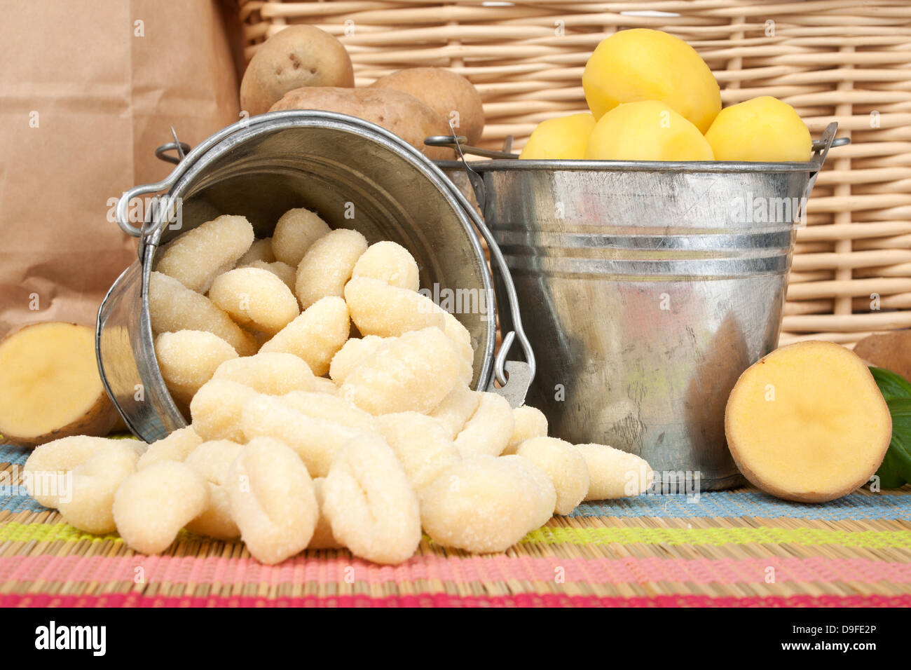 Patate cotte e Gnocchis patate bollite e gnocchi Foto Stock