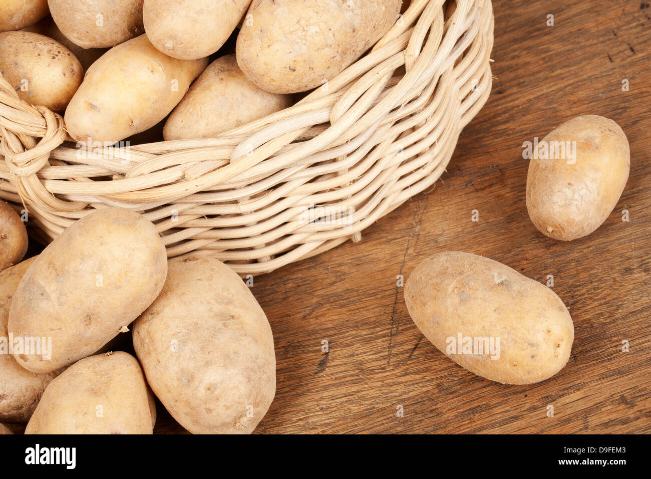 Cestino con patate cestino di patate Foto Stock