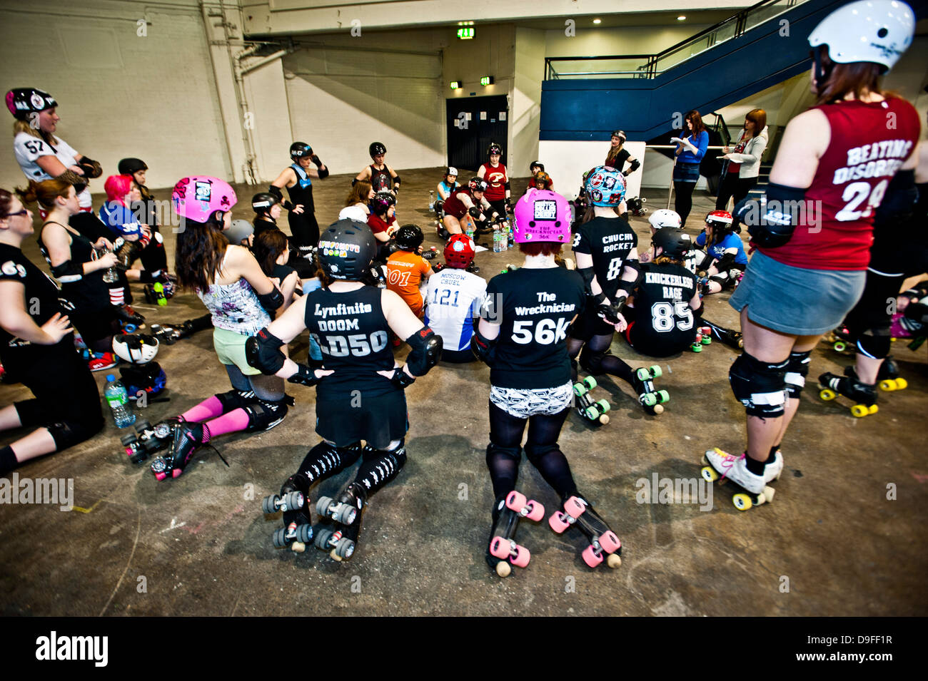 Roller Derby - Rullo di Londra ragazze UK premier league team Vs team viaggi di Tiger Bay da Cardiff , Brompton Hall Earls Court Foto Stock