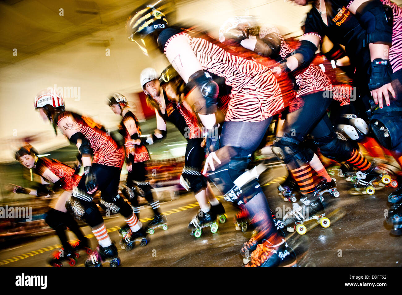 Roller Derby - Rullo di Londra ragazze UK premier league team Vs team viaggi di Tiger Bay da Cardiff , Brompton Hall Earls Court , Londra 04 Feb 2012. Tiger Bay lottatori Foto Stock