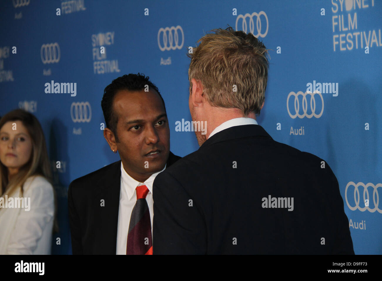 Nella foto è raffigurato il Sidney Film Festival direttore Moodley Nashen (L) e l'attore australiano Richard Roxburgh (R) sul tappeto rosso. Foto Stock