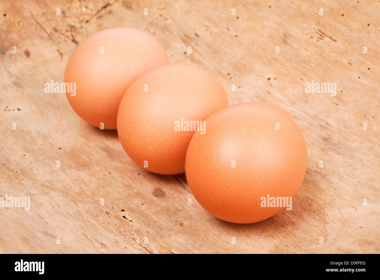 Tre uova la ciotola in una ciotola di legno tre uova in un di legno Foto Stock