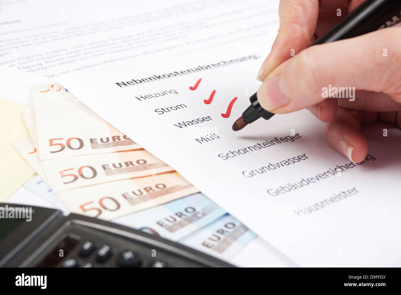Regolamento delle spese con banconote e calcolatrice tascabile di carico con insediamento di Bill e calcolatrice Foto Stock