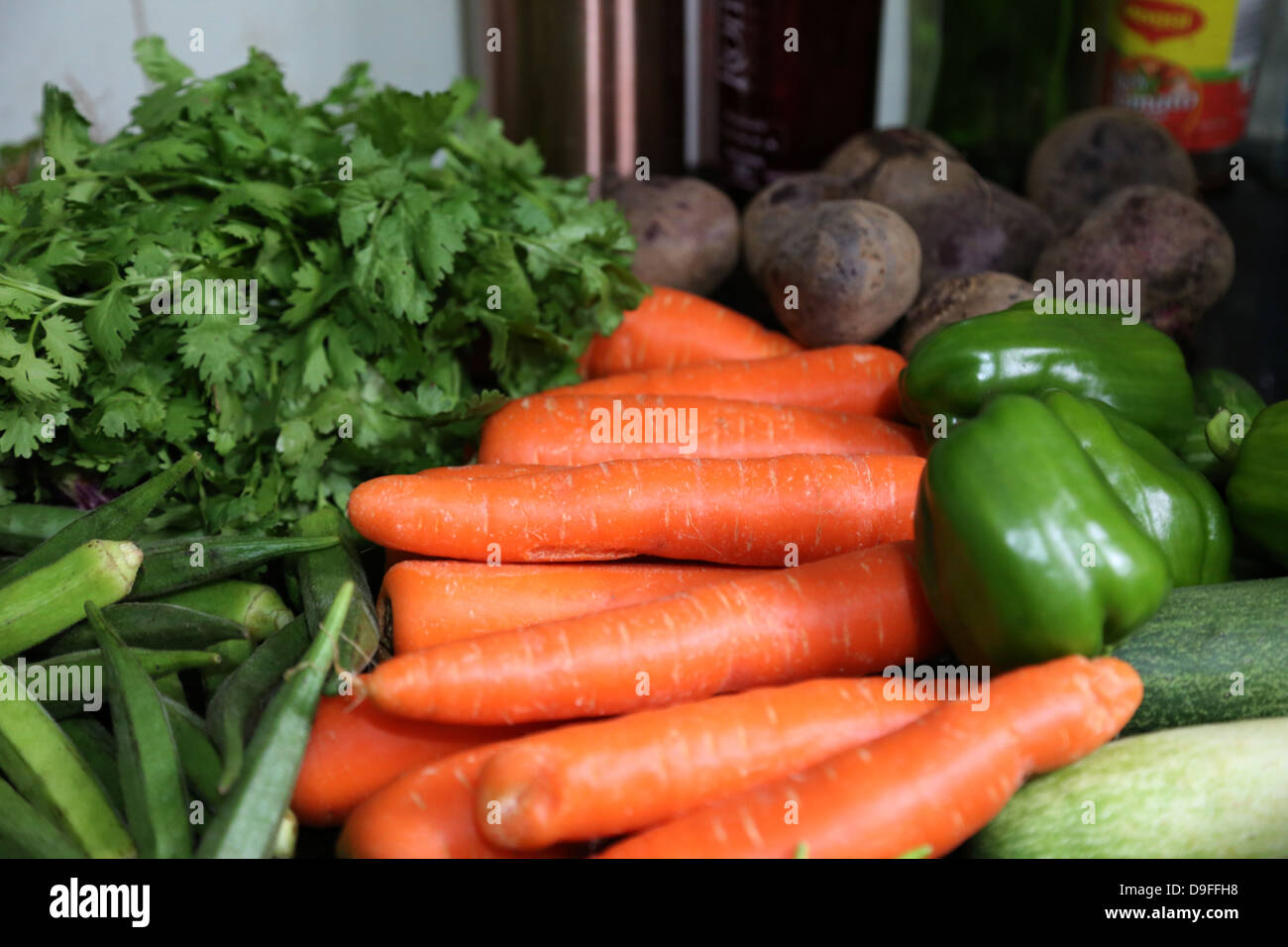 Fresche e mature di pomodoro di vite sul display nel mercato degli agricoltori del pomodoro, vino rosso, mercato, frutta e verdura, agriturismo, sano, fresco, Foto Stock