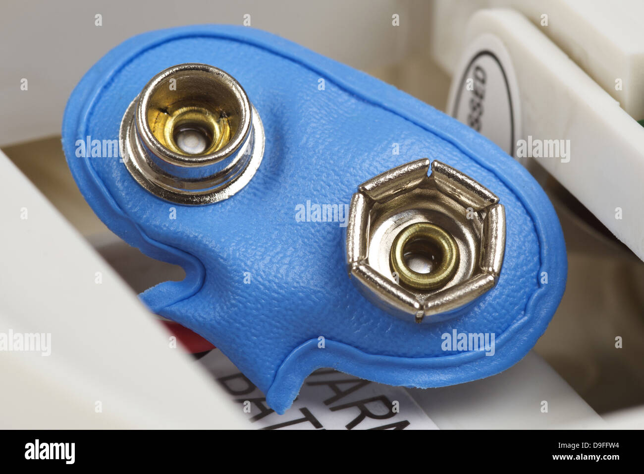 La connessione della batteria di un fumo dispatch rider la connessione della batteria di un rilevatore di fumo Foto Stock