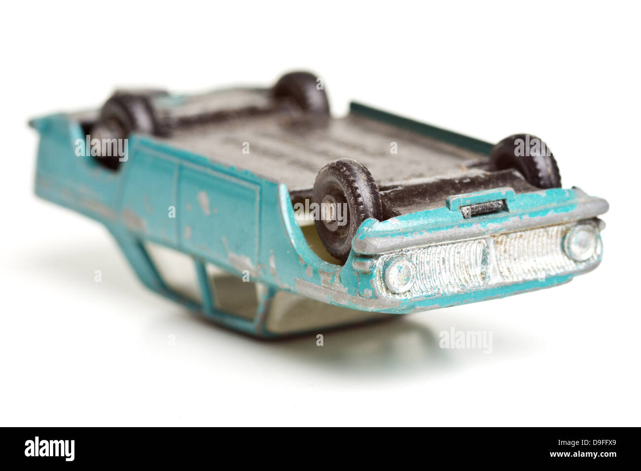 Ein Spielzeugauto liegt auf dem Dach |un giocattolo auto è sul tetto| Foto Stock
