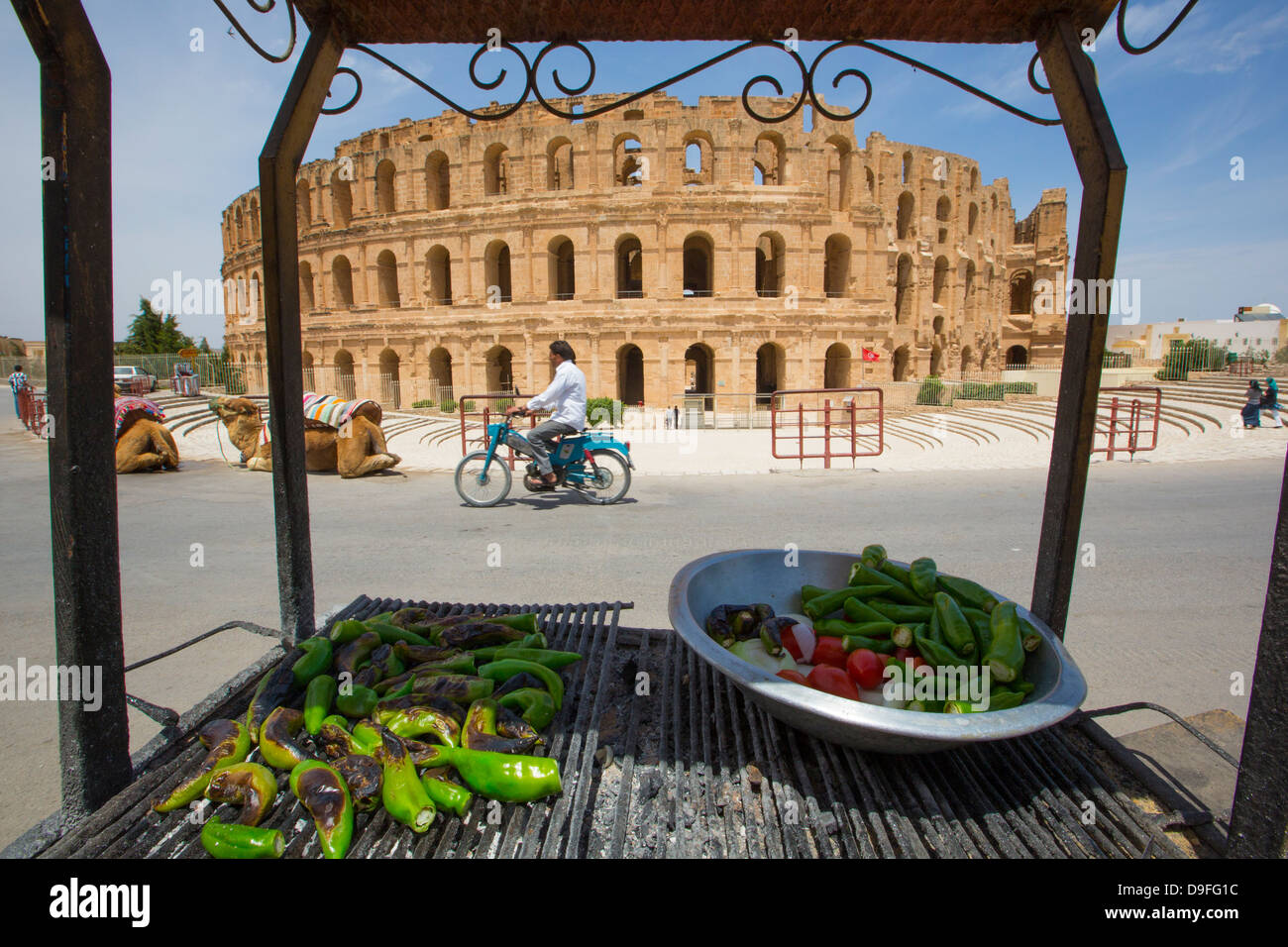 Grigliare il peperoncino, il Colosseo romano di El Jem Tunisia Foto Stock