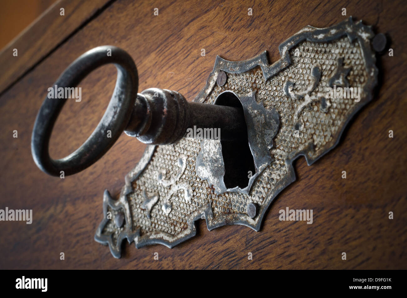 Primo piano di una vecchia serratura con rivestimento metallico Foto Stock