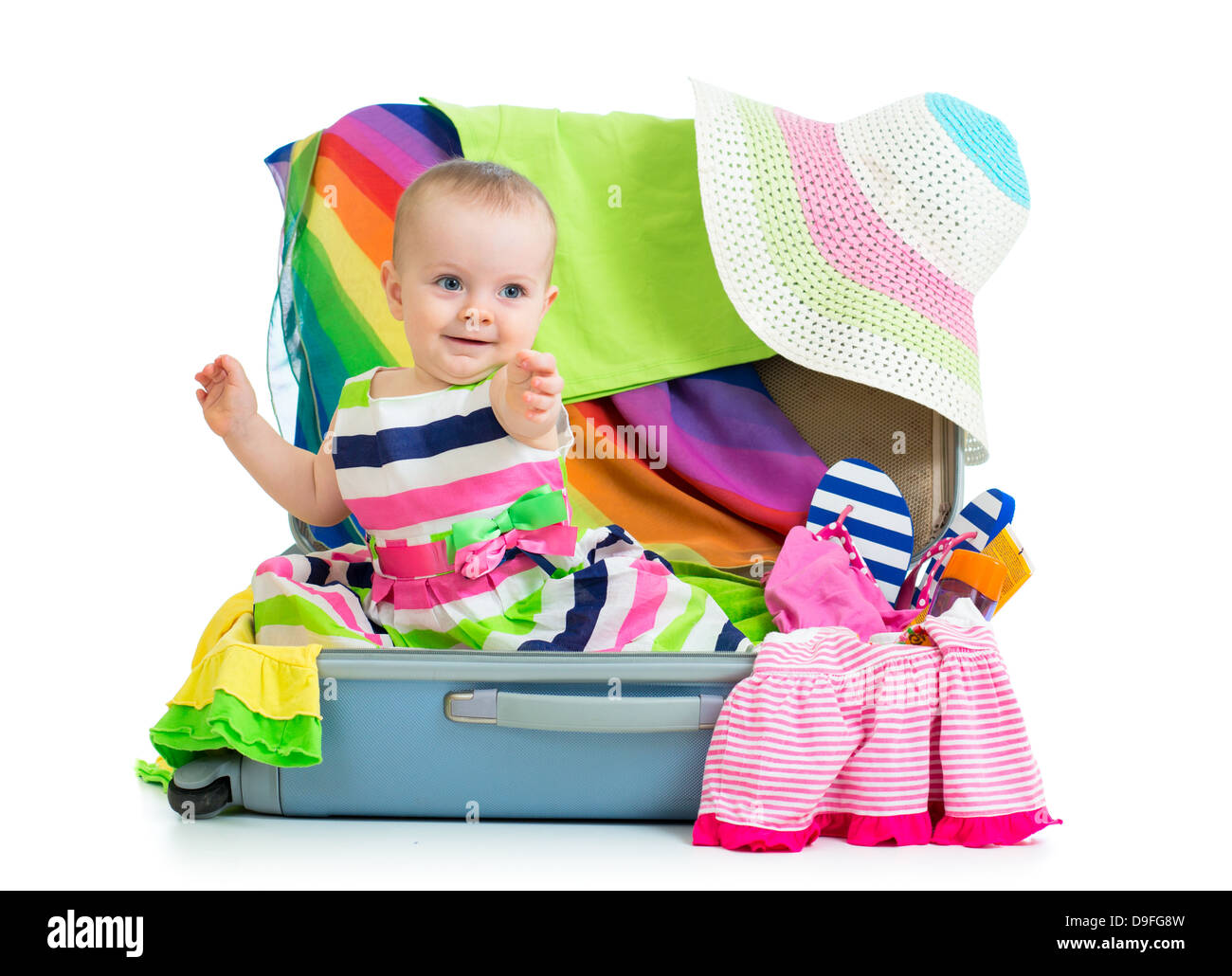 Baby ragazza seduta in valigia con le cose per vacanze viaggi Foto Stock