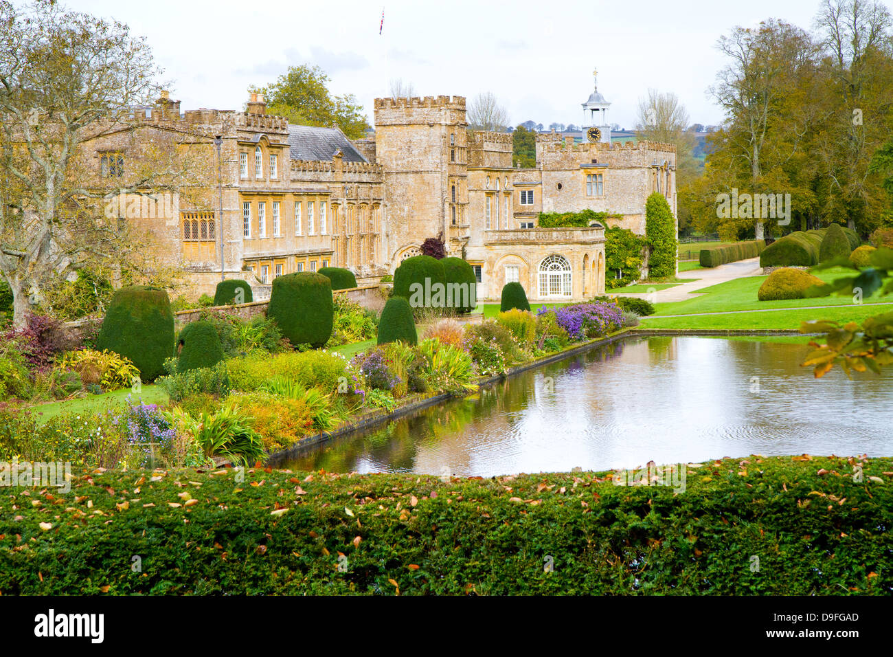 Forde Abbey Dorset Inghilterra in autunno, ex-monastero Cistercense ora un attrazione turistica e un grado che ho elencato la costruzione. Foto Stock