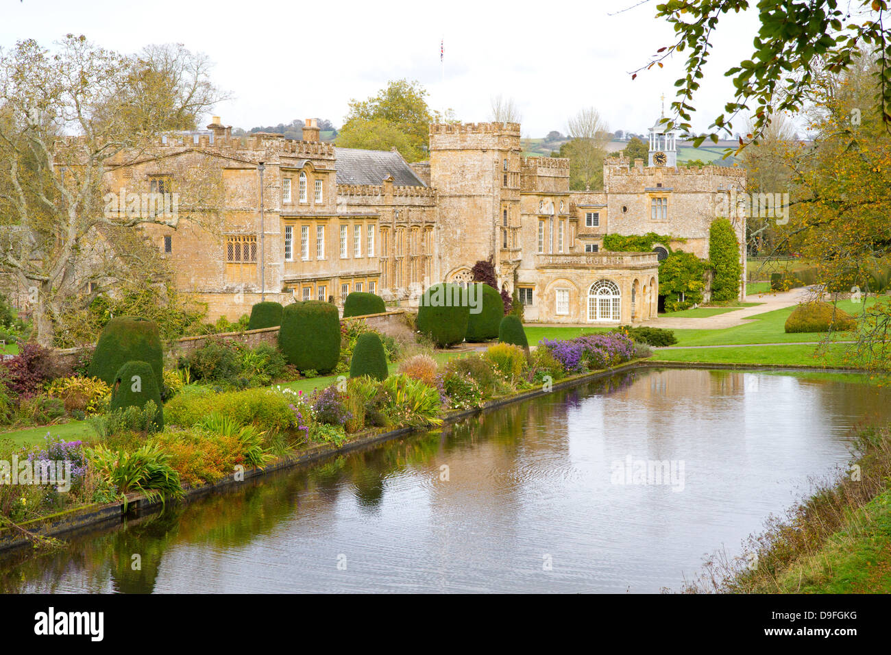 Forde Abbey Dorset Inghilterra in autunno, ex-monastero Cistercense ora un attrazione turistica e un grado che ho elencato la costruzione. Foto Stock