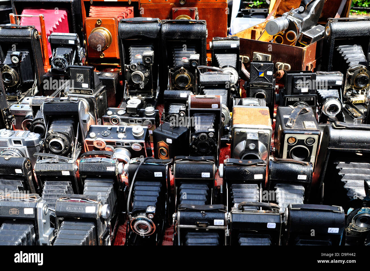 Vintage telecamere analogiche sul display, Poertobello Road market, Londra Foto Stock