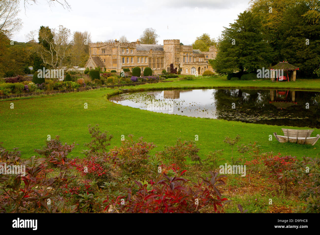Forde Abbey Dorset Inghilterra in autunno, ex-monastero Cistercense ora un attrazione turistica e un grado che ho elencato la costruzione. Foto Stock