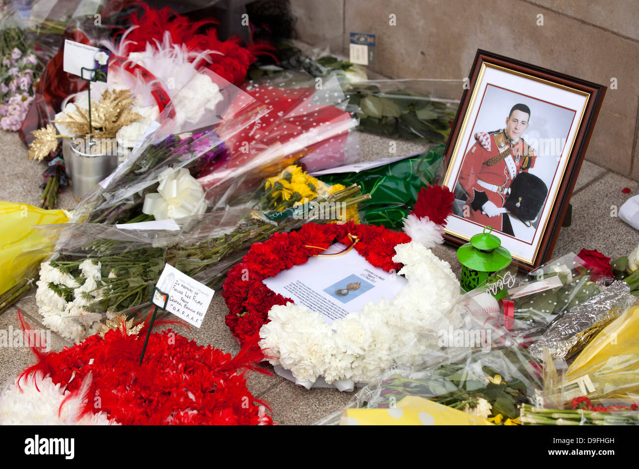 Omaggi floreali di cui nella memoria di Fusilier Lee Rigby presso la War Memorial in War Memorial Park, Coventry. Foto Stock