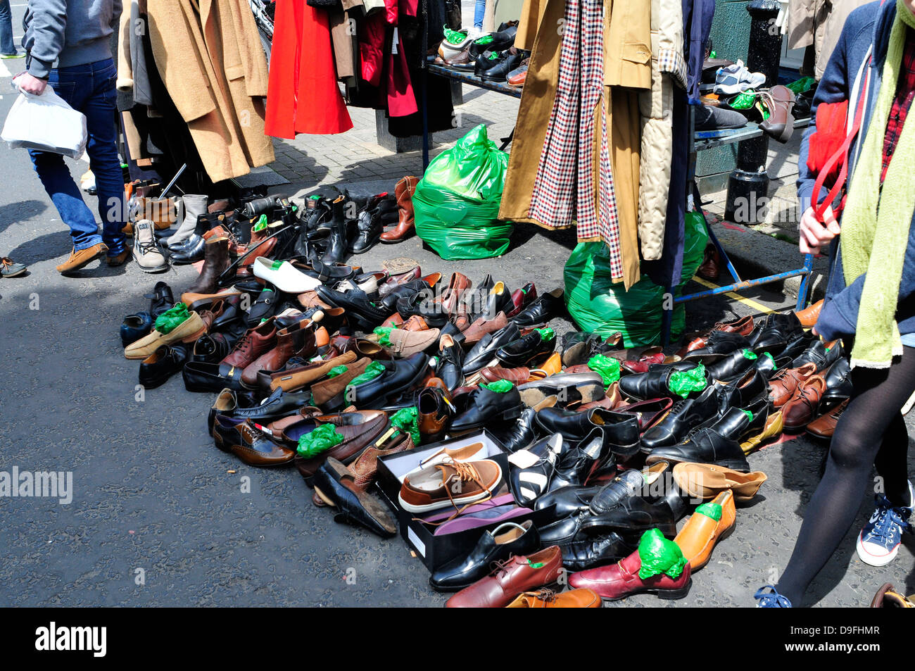 Di seconda mano vestiti e scarpe per la vendita, Mercato di Portobello  Road, Londra, Regno Unito Foto stock - Alamy