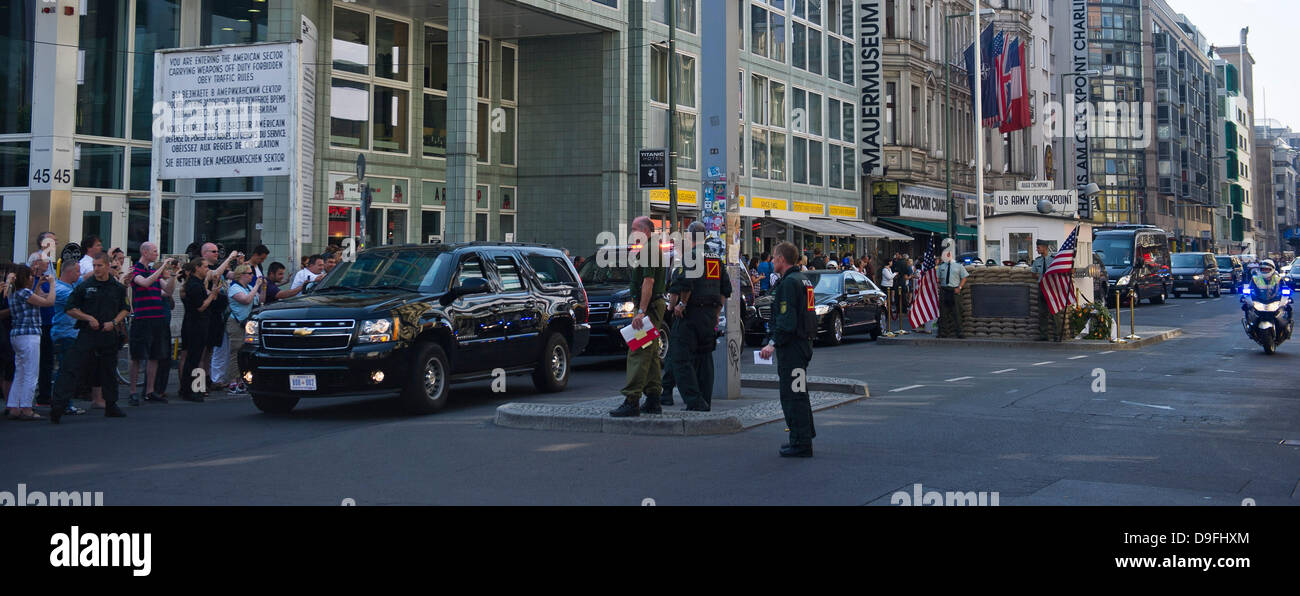 Berlino, Germania. 19 giugno 2013. Michelle Obama è per il giro della Papamobile passa il Checkpoint Charlie, il muro di Berlino il punto di incrocio tra la Repubblica democratica tedesca e a Berlino Ovest, a Berlino, Germania, 19 giugno 2013. Foto: Nicolas Armer/dpa/Alamy Live News Foto Stock