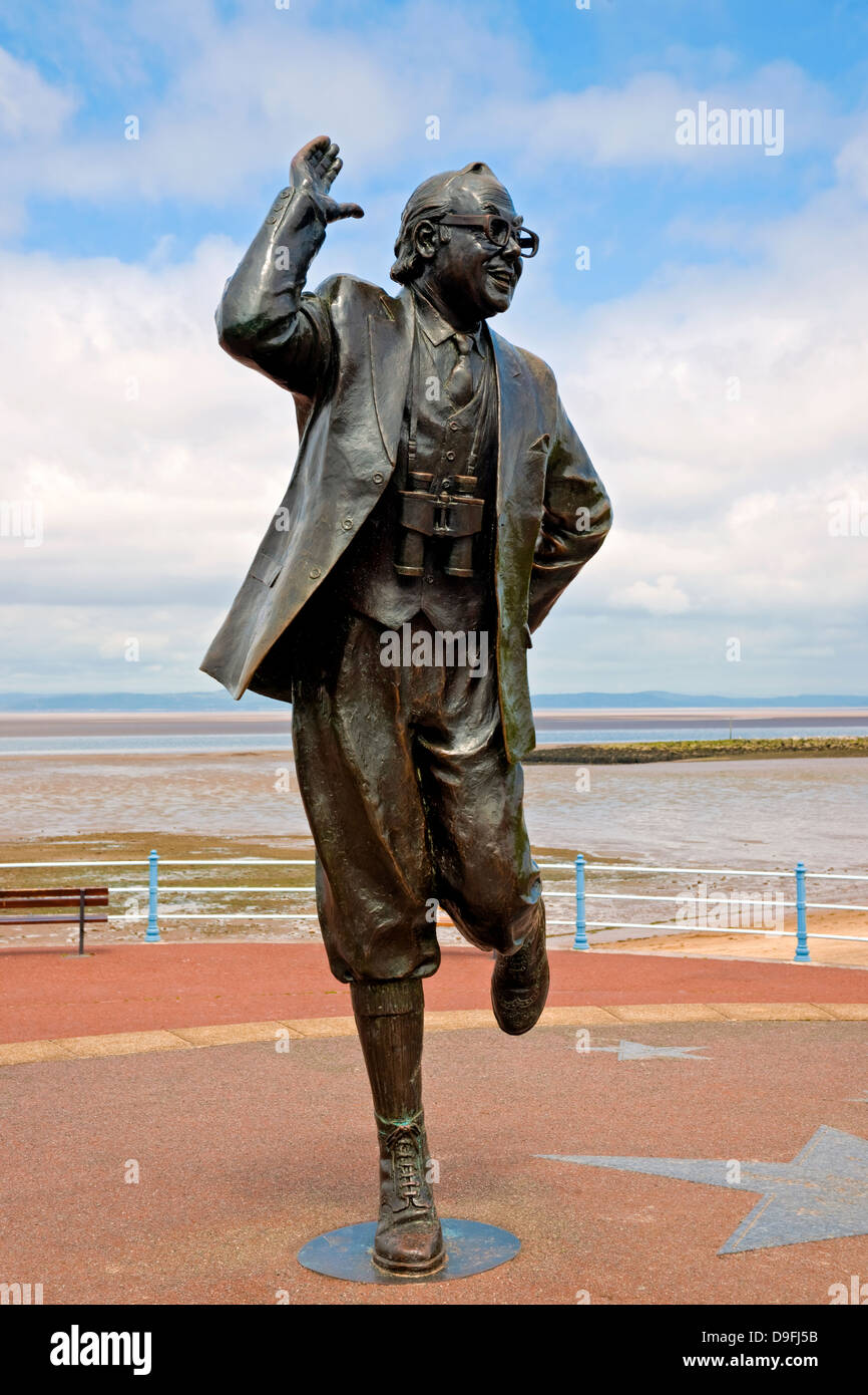 Statua in bronzo del comico dell'intrattenitore Eric Morecambe sul lungomare Morecambe Bay Lancashire England GB Gran Bretagna Regno Unito Foto Stock