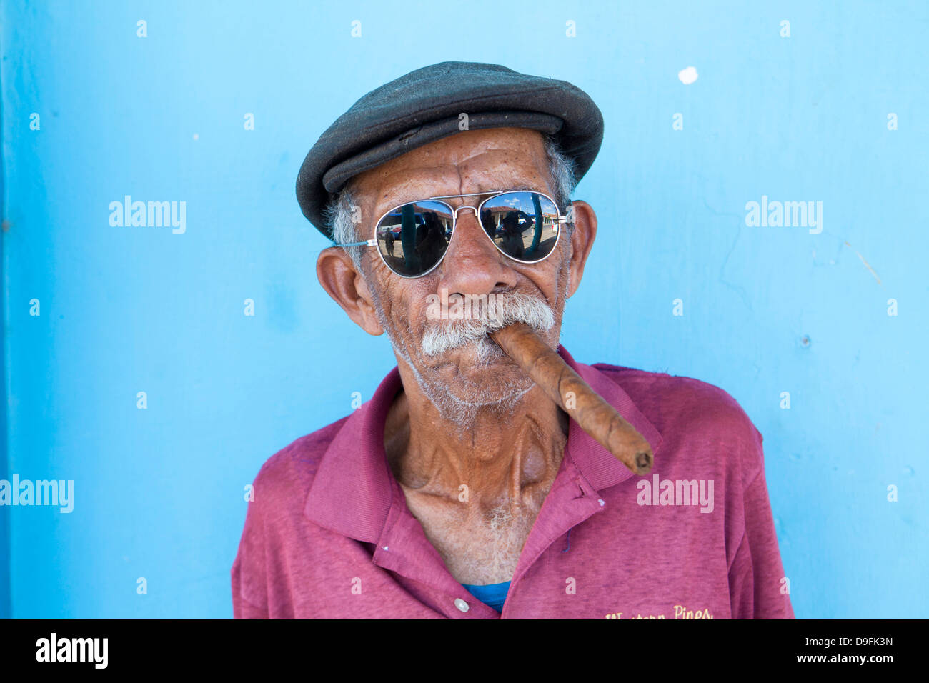 Il vecchio uomo che indossa gli occhiali da sole e il tappo piatto, fumatori big sigaro cubano, Vinales, Pinar Del Rio Provincia, Cuba, West Indies Foto Stock