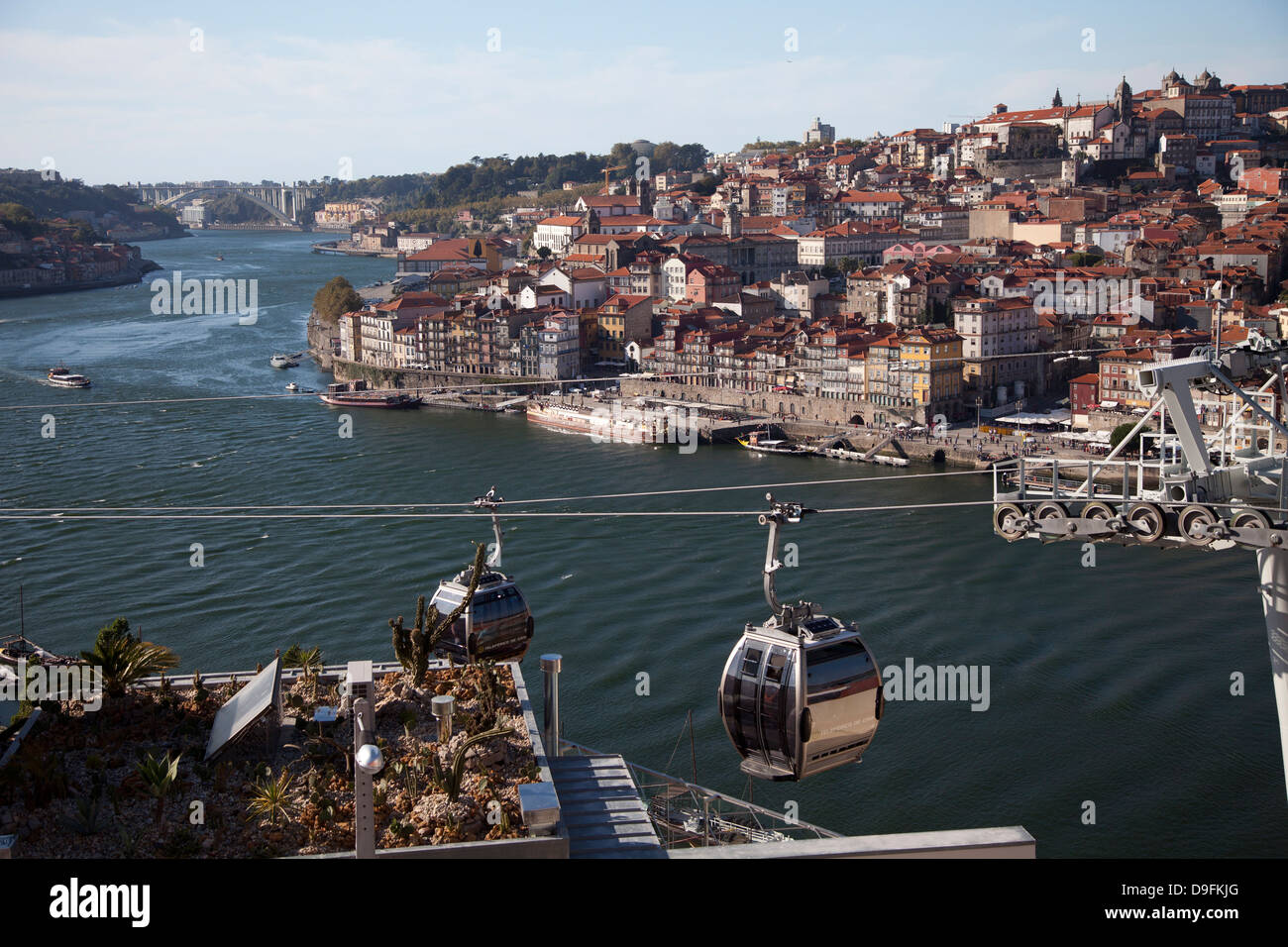Fiume Douro e la vecchia città di Ribeira, Porto, Portogallo Foto Stock