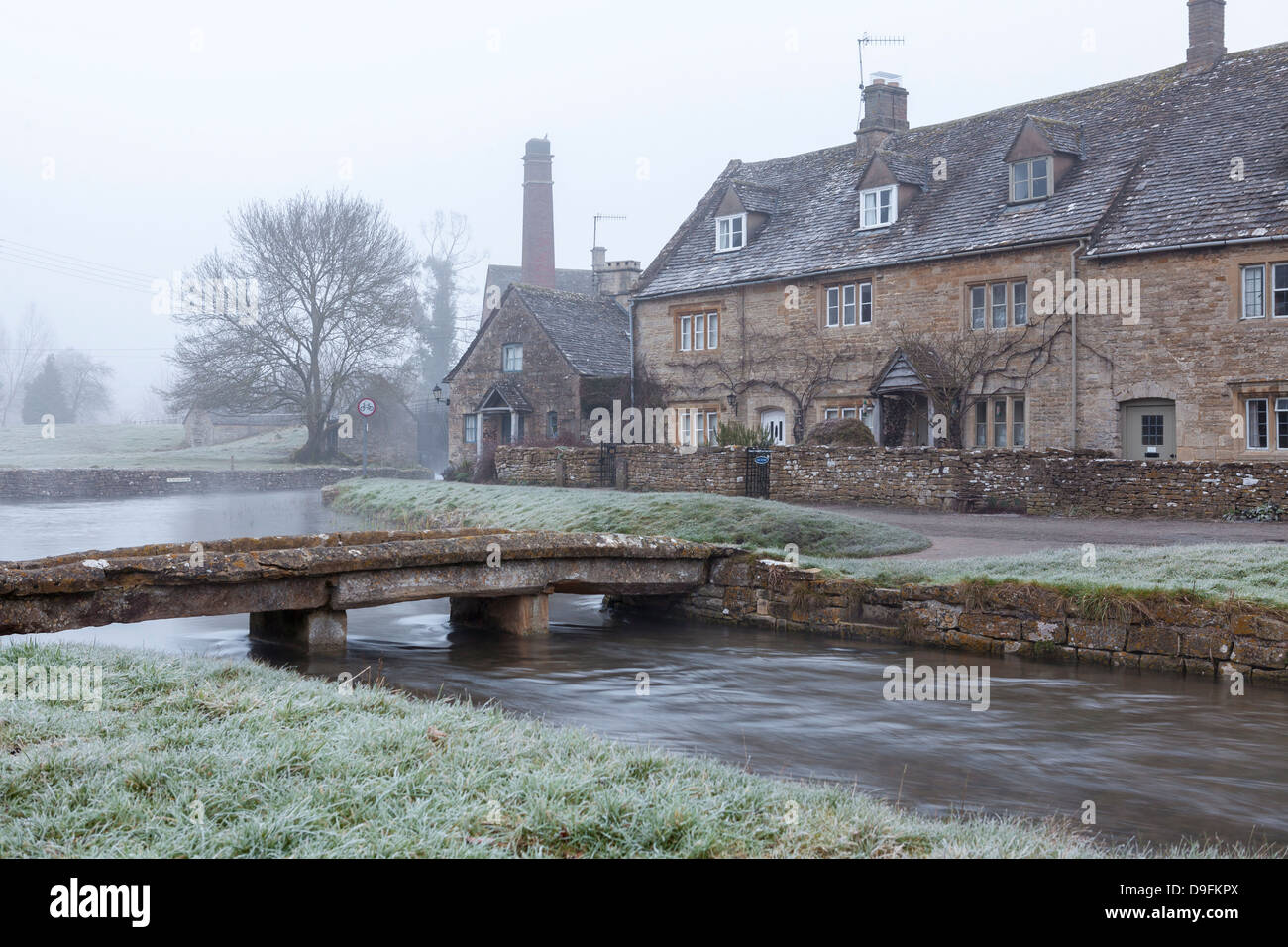 Un nebbioso e inverni mattina, Lower Slaughter, Cotswolds, Gloucestershire, England, Regno Unito Foto Stock
