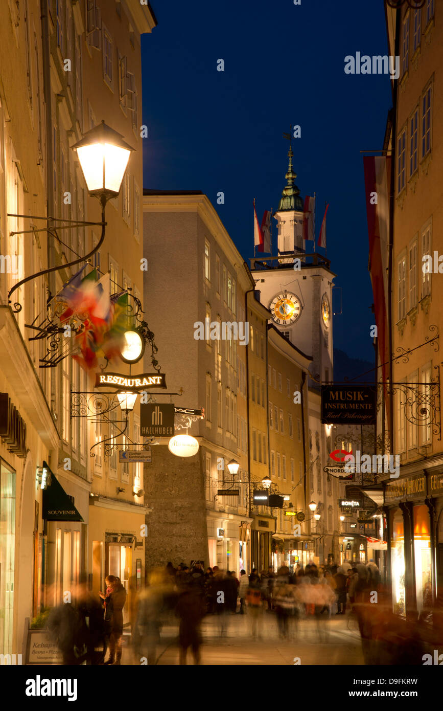 Tradizionale cartelli appesi lungo Getreidegasser, la strada principale dello shopping nel centro storico di Salisburgo, Austria Foto Stock