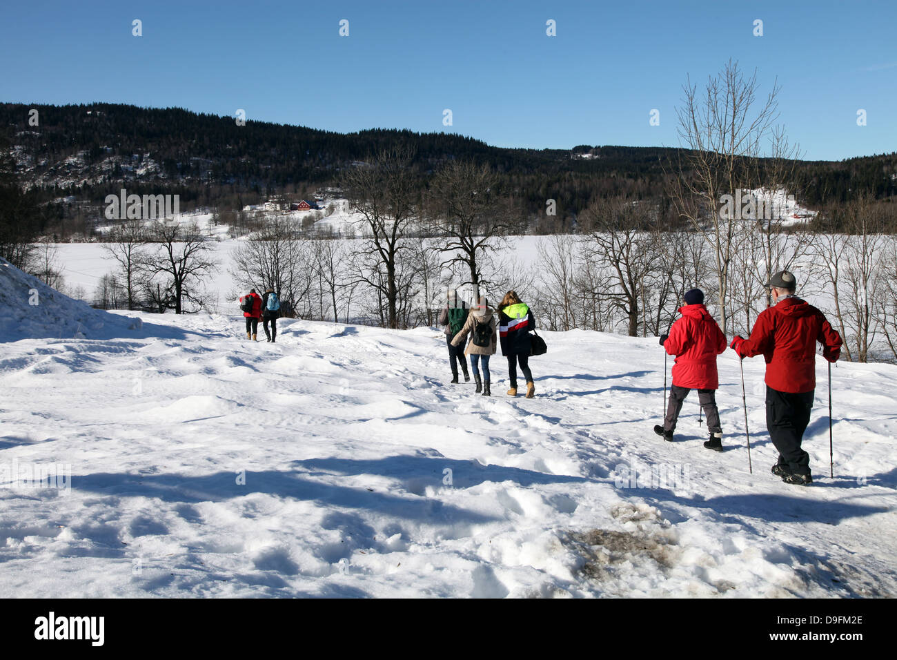 Walkers nella neve a Sem Lago, Asker, sud della Norvegia e Scandinavia Foto Stock