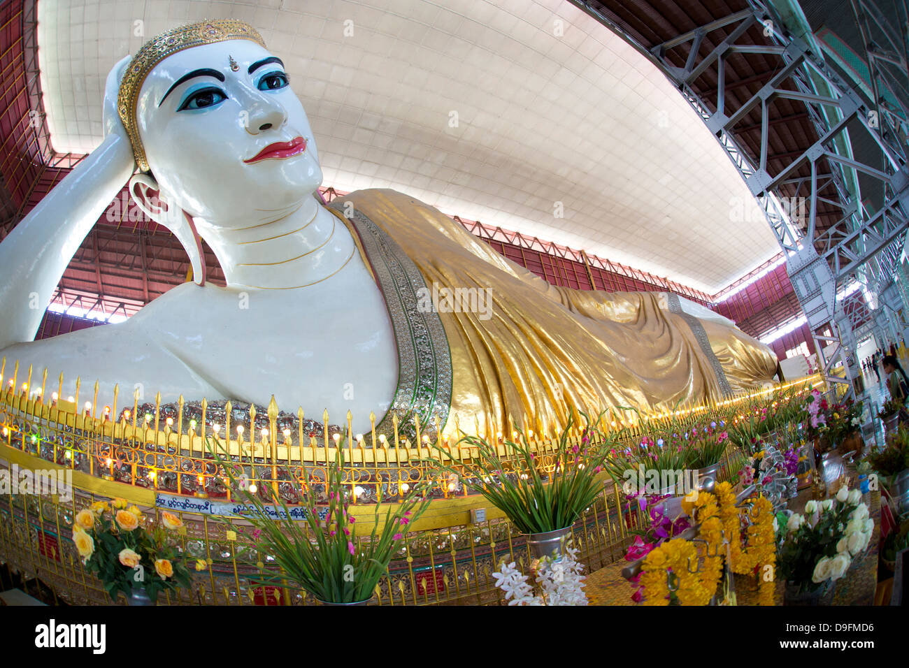 Il 70m lungo Chaukhtatgyi Buddha reclinato di Chaukhtatgyi Paya, Yangon (Rangoon), Myanmar (Birmania) Foto Stock