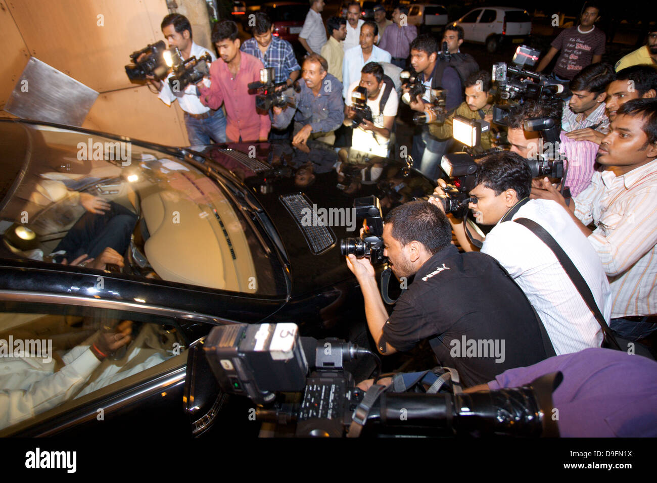 Paparazzi ambushing la vettura di una stella di Bollywood in Mumbai, India. Foto Stock