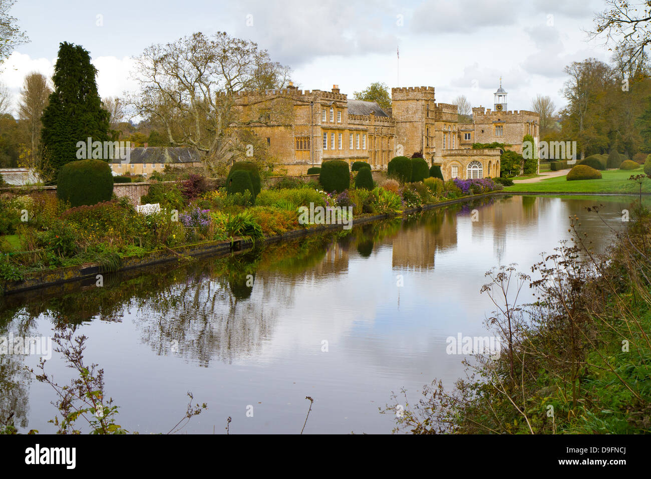 Forde Abbey Dorset Inghilterra in autunno, ex-monastero Cistercense ora un attrazione turistica e un grado che ho elencato la costruzione. Foto Stock