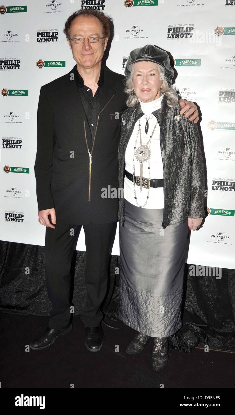 Niall Stokes e Philomena Lynott il lancio ufficiale di "Philip Lynott Exhibition" al St. Stephen's Green Centre Dublino, Irlanda - 04.03.11 non è disponibile per la pubblicazione in tabloid irlandesi. Disponibile per la pubblicazione nel resto del mondo Foto Stock