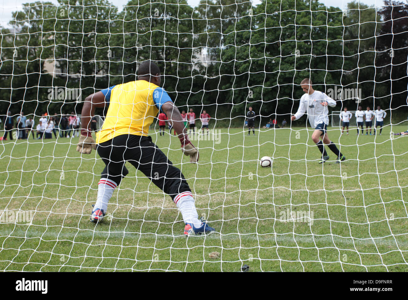 Un calciatore in procinto di prendere un calcio di rigore. Giocare a calcio. Giocare a calcio. Foto Stock