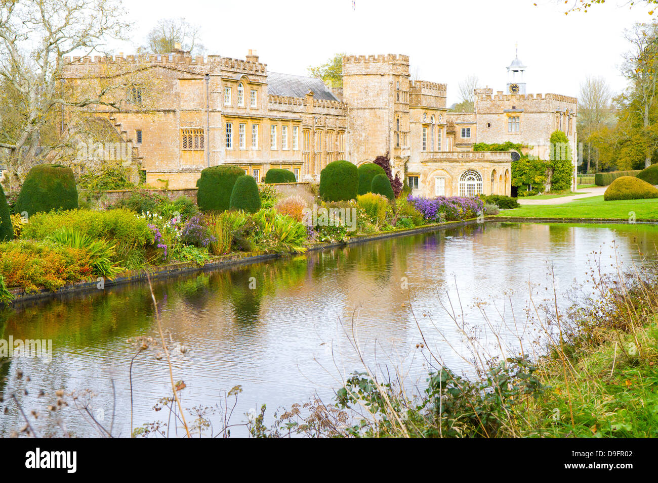 Forde Abbey Dorset Inghilterra in autunno, ex-monastero Cistercense ora un attrazione turistica e un grado che ho elencato la costruzione. Foto Stock