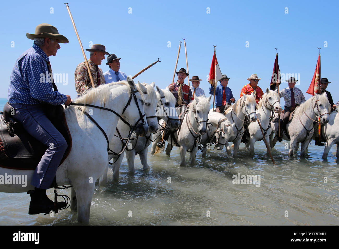 I guardiani a cavallo scortare la processione a mare, pellegrinaggio a Les Saintes-Maries-de-la-Mer, Bouches du Rhone, Francia Foto Stock