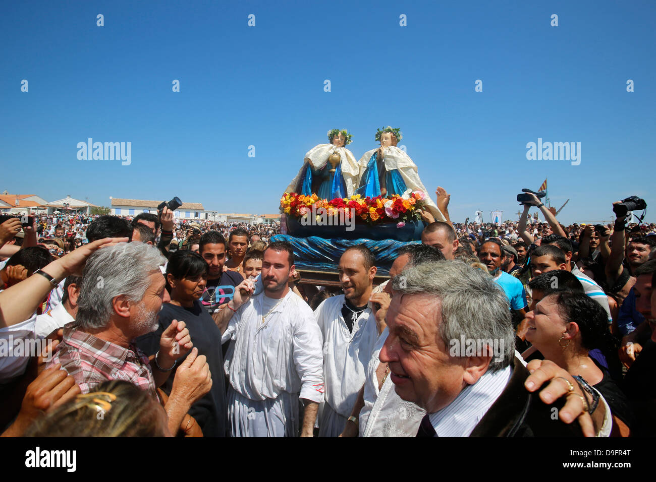 Processione con le statue dei santi patroni Marie Jacobe e Marie Salomé a Les Saintes-Maries-de-la-Mer, Bouches du Rhone, Francia Foto Stock