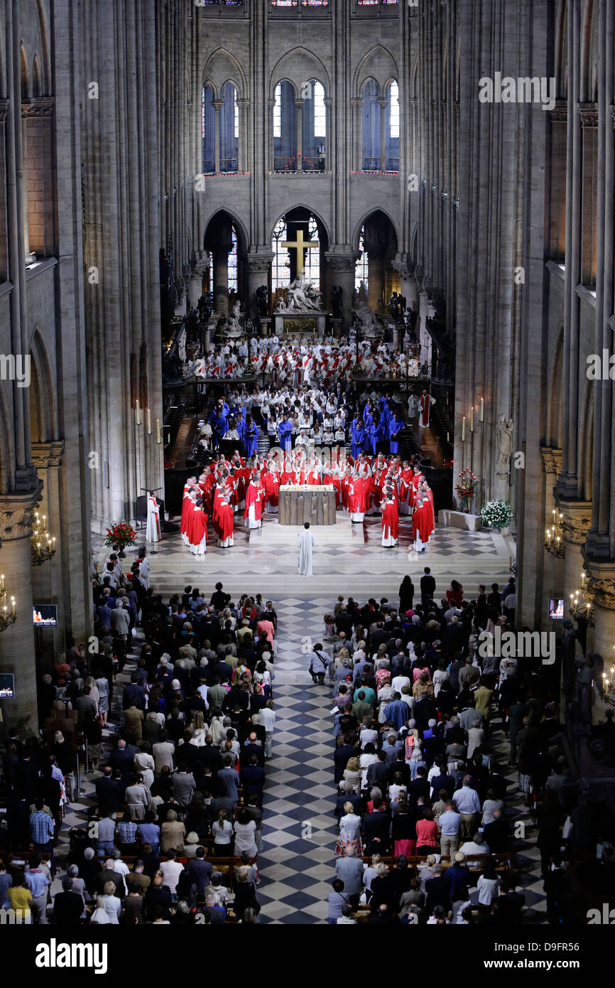 Sacerdote ordinazioni celebrata dal Cardinale André Vingt-Trois, nella cattedrale di Notre Dame de Paris cathedral, Parigi, Francia Foto Stock