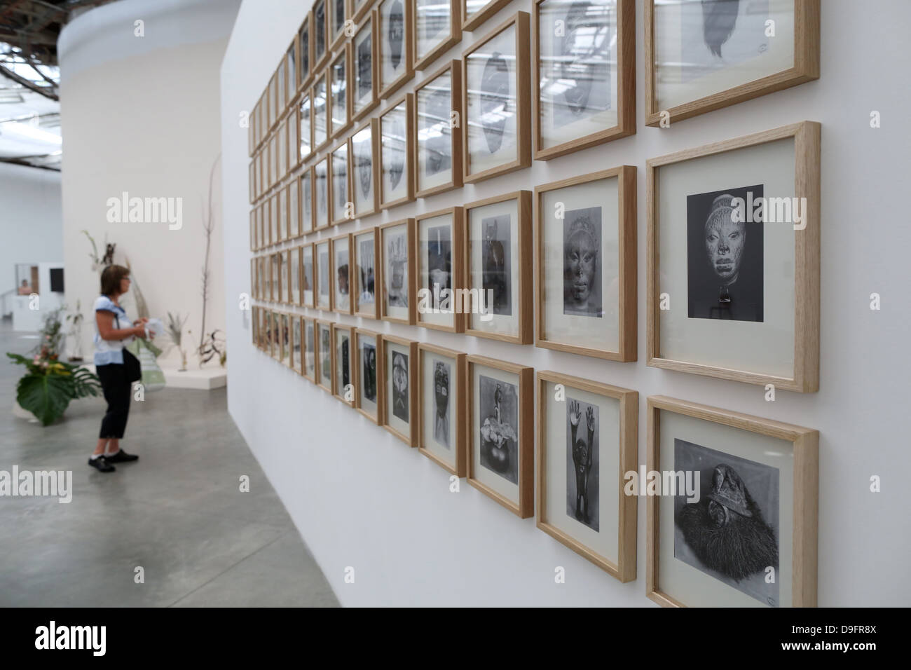 Il visitatore in una mostra al Museo di Arte Moderna della Città di Parigi, Palais de Tokyo, Parigi, Francia Foto Stock