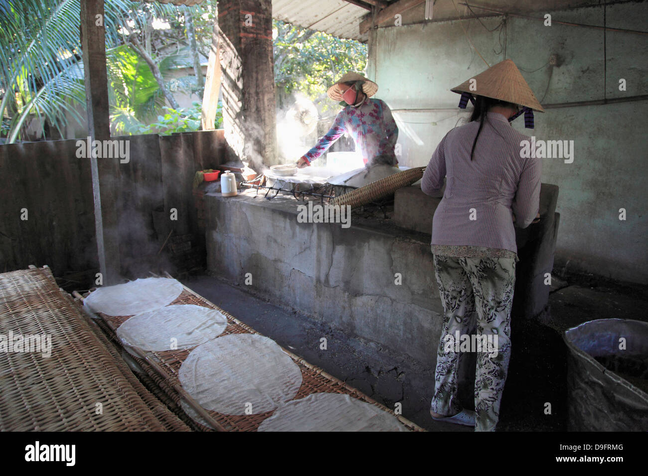 Riso a base di noodle factory, il Delta del Mekong, Can Tho, Provincia del Vietnam, Indocina, sud-est asiatico Foto Stock