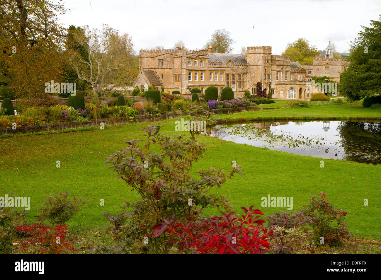 Forde Abbey Dorset Inghilterra in autunno, ex-monastero Cistercense ora un attrazione turistica e un grado che ho elencato la costruzione. Foto Stock