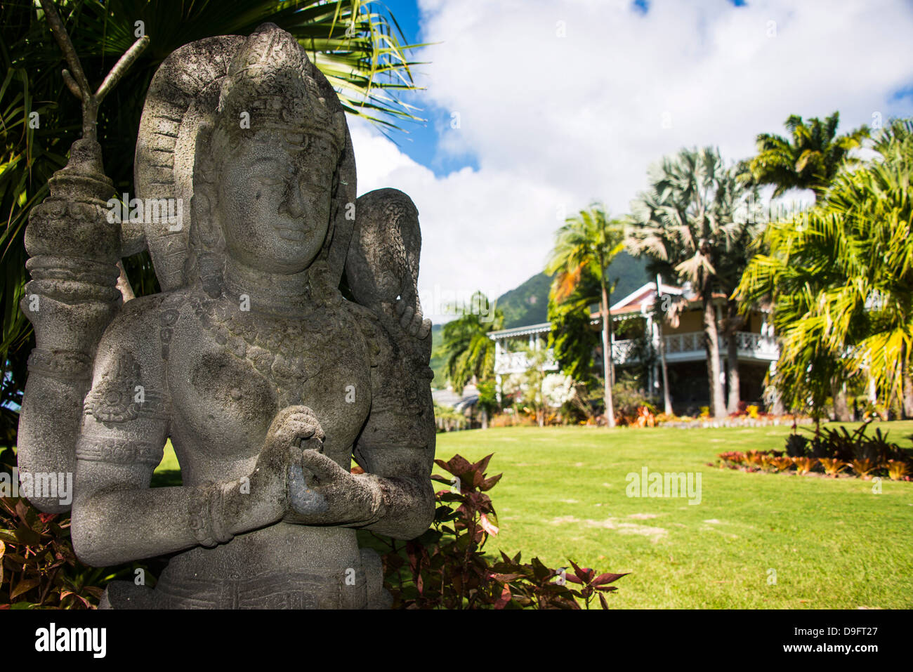 Statue buddiste nei Giardini Botanici sulla isola di Nevis, Saint Kitts e Nevis, Isole Sottovento, West Indies, dei Caraibi Foto Stock