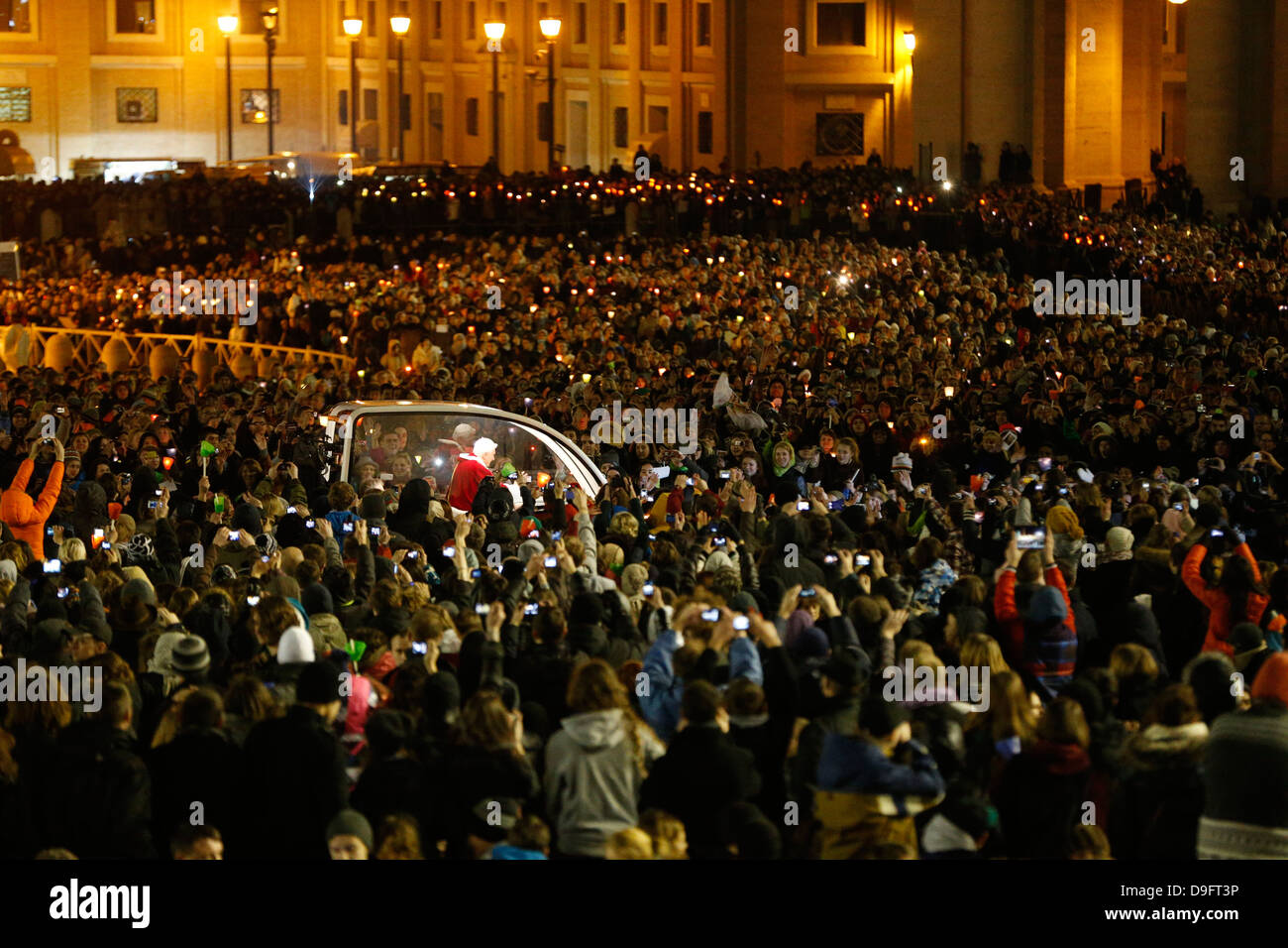 Migliaia di persone in piazza San Pietro a pregare con il Papa Benedetto XVI di Roma guidata dalla comunità di Taizé, Roma, lazio, Italy Foto Stock
