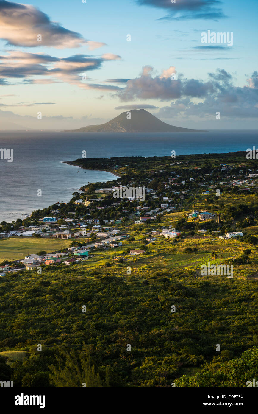 Vista di St. Eustatius da Brimstone Hill Fortress, Saint Kitts, Saint Kitts e Nevis, Isole Sottovento, West Indies, dei Caraibi Foto Stock