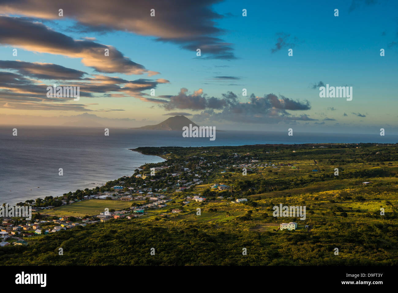 Vista di St. Eustatius da Brimstone Hill Fortress, Saint Kitts, Saint Kitts e Nevis, Isole Sottovento, West Indies, dei Caraibi Foto Stock