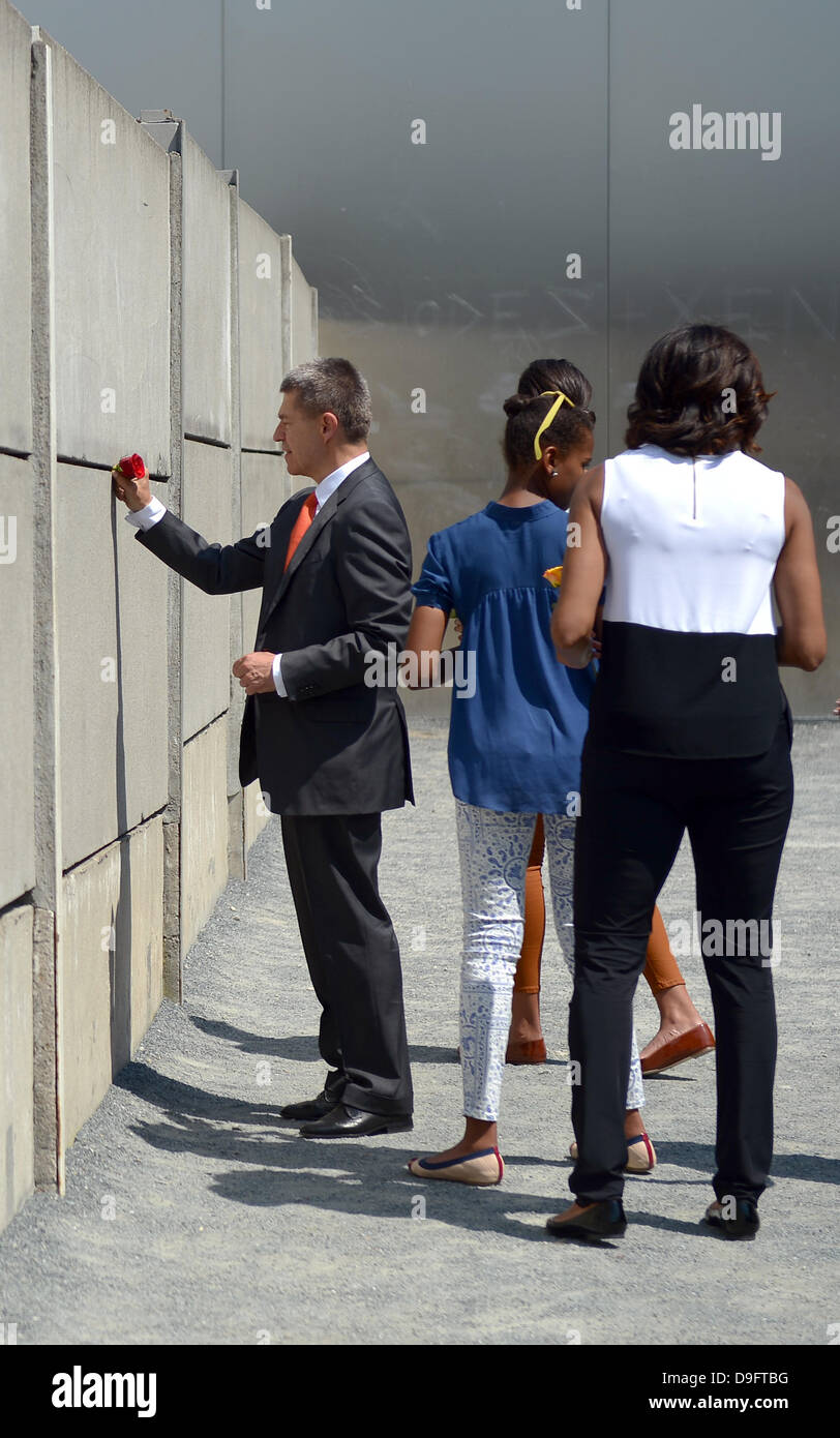 Berlino, Germania. 19 giugno 2013. Noi la first lady Michelle Obama (R) visite il Memoriale del Muro di Berlino con le sue figlie Sasha (C) e Malia (nascosta) e Joachim Sauer (L), marito della Cancelliera tedesca Merkel, Berlino, Germania, 19 giugno 2013. Foto: Marcus Brandt/dpa/Alamy Live News Foto Stock