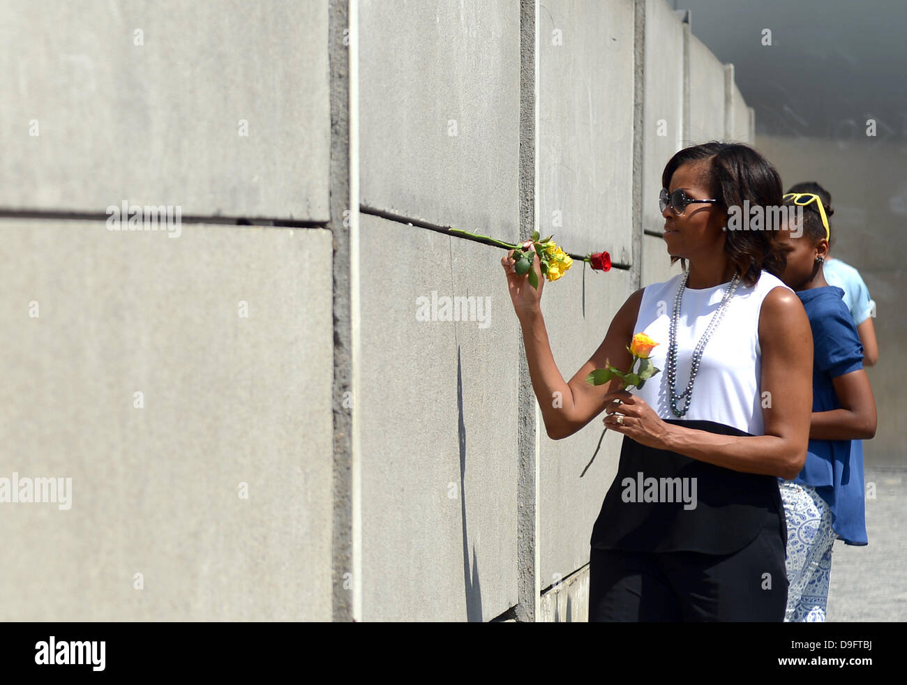 Berlino, Germania. 19 giugno 2013. Noi la first lady Michelle Obama (anteriore visita il Memoriale del Muro di Berlino con le sue figlie Sasha (C) e Malia (nascosto) di Berlino, Germania, 19 giugno 2013. Foto: Marcus Brandt/dpa/Alamy Live News Foto Stock