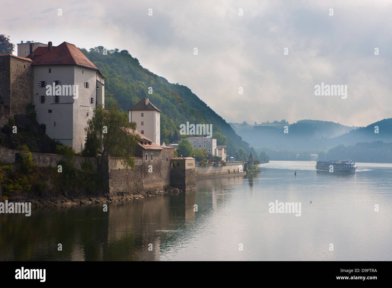 La nave di crociera passando sul fiume Danubio in early morning mist, Passau, Baviera, Germania Foto Stock