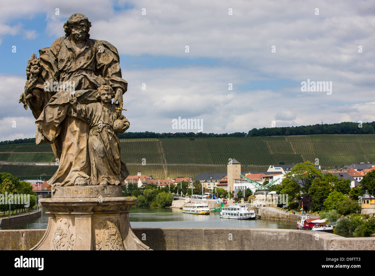 Statue sul vecchio ponte principale di Wurzburg, Franconia, Baviera, Germania Foto Stock