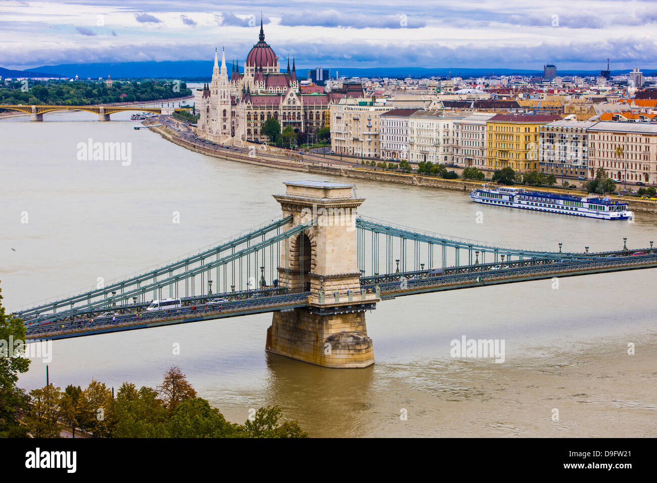 Il ponte della catena attraverso il fiume Danubio, Budapest, Ungheria Foto  stock - Alamy