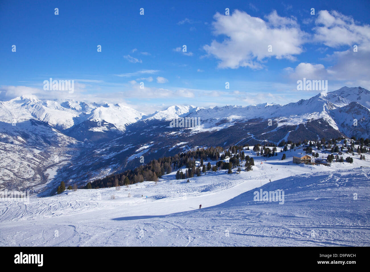 Piste da sci a La Plagne cercando di Mont Blanc, Savoie, sulle Alpi francesi, Francia Foto Stock