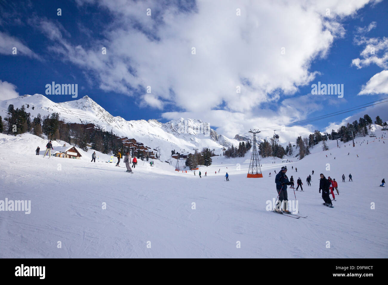 Gli sciatori sulle piste a Belle Plagne, La Plagne, Savoie, sulle Alpi francesi, Francia Foto Stock