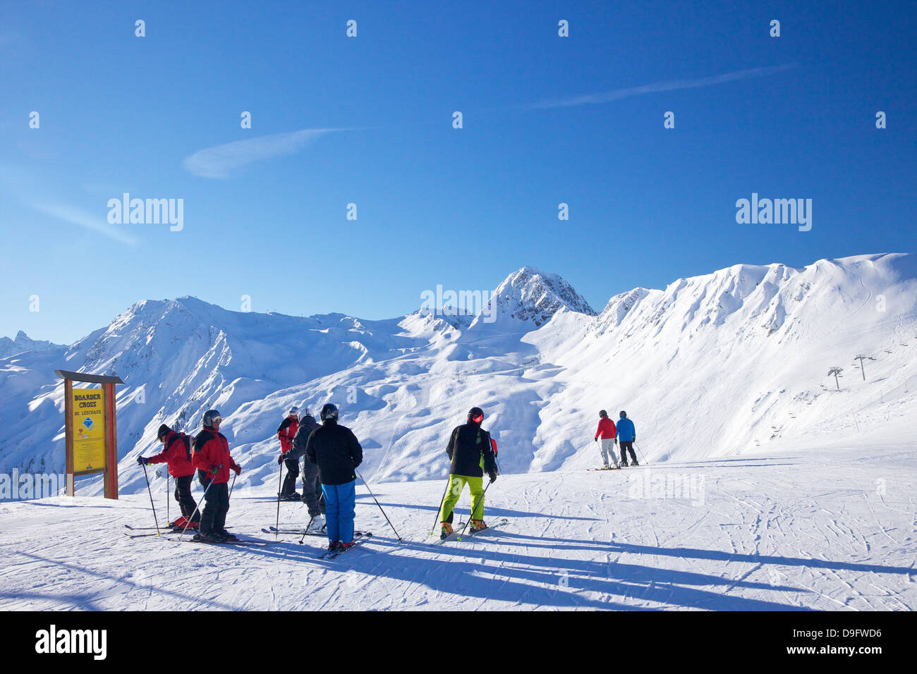 Gli sciatori sulle piste la mattina presto in inverno, La Plagne, sulle Alpi francesi, Francia Foto Stock